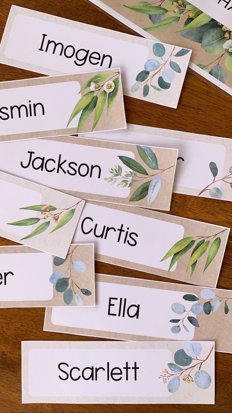 These easy to edit desk labels are made to match our GUM LEAF Classroom Decor Range. All the desk plates include beautiful Eucalyptus artwork in two different color palettes - handmade paper and paper bag brown. Just add your student's names and press print! Use our font or CHOOSE YOUR OWN FONT to create your own version ! Perfect for teachers prepping classrooms during back to school! #classroomdecor #classroomlabels #gumleafclassroom Leaf Classroom Decor, Plants Classroom, Leaf Confetti, Classroom Goals, Desk Plates, Classroom Makeover, Elementary Classroom Decor, Classroom Organisation, Classroom Decor Themes