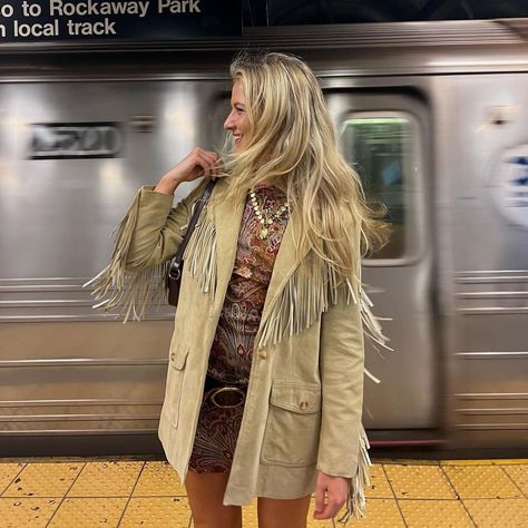 The Sage Vintage (@thesagevintage) | Instagram Boho Chic Outfits Bohemian, Boho Style Outfits Winter, Fringe Jacket Outfit, Country Chic Outfits, Boho Rock, Thrift Inspo, Western Vibes, Fashion 70s, Boho Style Outfits