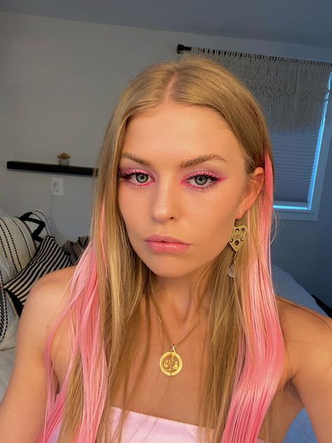 Pink Waterline Eyeliner, Pink Eyeliner Blue Eyes, Pink Eyeliner Green Eyes, Pink Liquid Eyeliner, Pink Mascara Looks, Festival Makeup Pink, Pink Festival Makeup, Hot Pink Eyeliner, Pink Eyeliner Looks