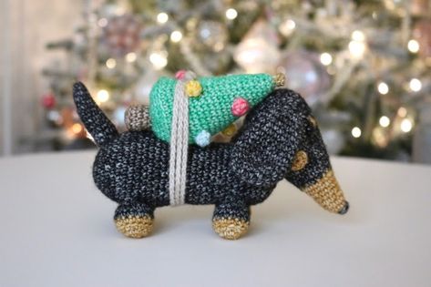 Christmas Dachshund, Dachshund Pattern, Crochet Ornament Patterns, Crochet Dog Patterns, Crochet Xmas, Crochet Christmas Decorations, Christmas Idea, Crochet Christmas Trees, Crochet Ornaments