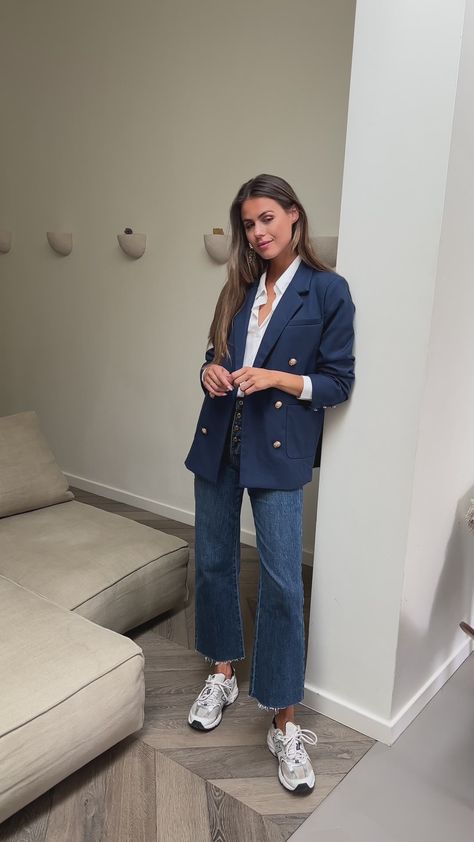 Blue Frenchy Jeans – Easy Clothes North America Dark Blue And White Outfit, Jean Flare Pants Outfit, Dark Denim Shirt Outfit, Dark Blue Blazer Outfit, Dark Denim Jeans Outfit, Dark Blue Jeans Outfit, Blue Blazer Outfit, Jeans Pants Outfit, Street Style Vintage