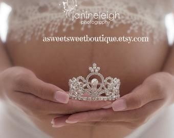 Maternity Props, Baby Tiara, Crown Photo, Maternity Photo Props, Baby Fotografie, Mini Crown, Maternity Photoshoot Poses, Maternity Photography Poses, Foto Baby