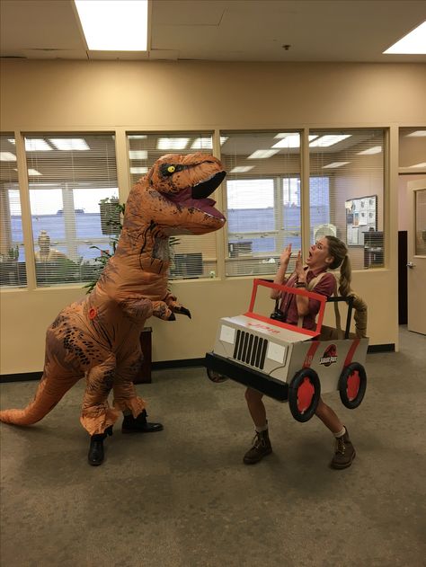 Diy Jurassic Park, Jurassic Park Costume, Jurassic Park Jeep, Jurassic Park Birthday Party, Costume Family, Jurassic Park Party, Jurassic Park Birthday, Halloween Office, Jurrasic Park