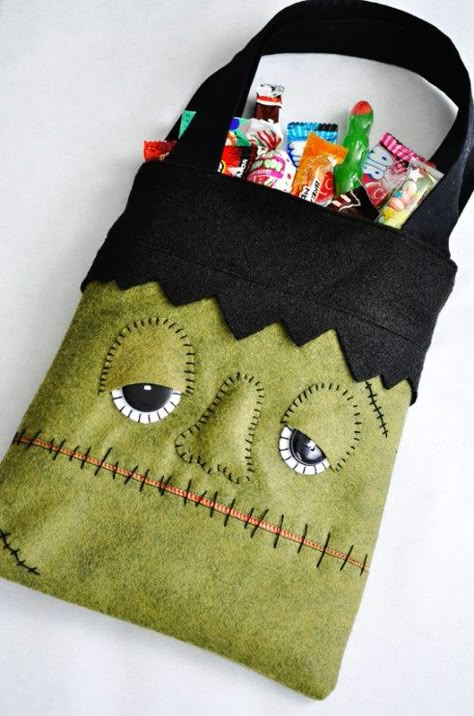 Halloween Sewing Projects, Diy Monsters, Halloween Sewing, Fall Sewing, Adornos Halloween, Halloween Treat Bags, Halloween Quilts, Sewing Tutorials Free, Halloween Bags