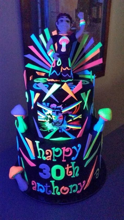 Rave neon birthday cake Rave Birthday Cake, Rave Cake Ideas, Rave Cake, Rave Party Ideas, Birthday Neon Party, Rave Birthday, Neon Birthday Cakes, Neon Pool Parties, Graham Cake