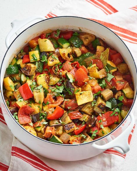 The 12 Best Recipes to Try Using Farmers Market Vegetables in Summer French Ratatouille Recipe, French Ratatouille, Easy French Recipes, Ratatouille Recipe, Pot Recipes Easy, Dinners Easy, Clam Recipes, French Dishes, French Recipes