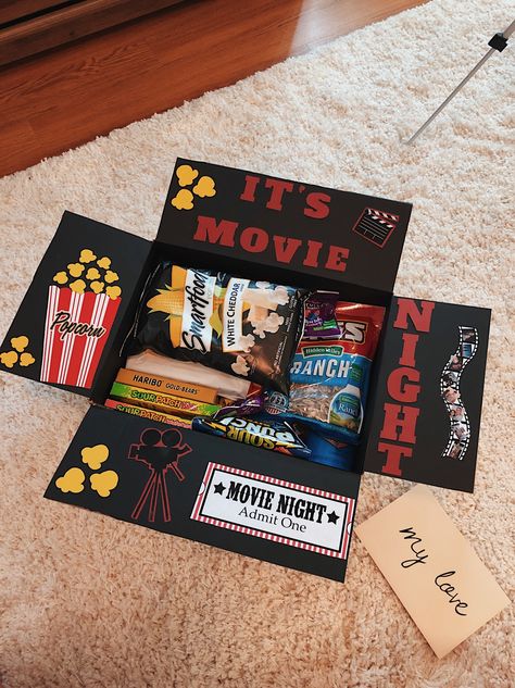 Movie Night Present Ideas, Netflix Gift Box Ideas, Surprise Movie Night For Boyfriend, Movie Package Gift Ideas, Movie Gifts, Movie Box Ideas, Movie Box Gift Diy, Gifts For Movie Lovers, Movie Date Box Gift Ideas