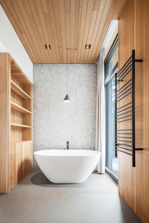 Long Horizontals / Thellend Fortin Architectes Bathtub Lighting, Modern Tub, Luxury Bathtub, Interior Minimalista, Bathroom Photos, Ski Chalet, Contemporary Bathrooms, Bathroom Layout, Free Standing Tub