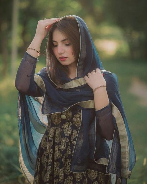 #pawrigirl #pakistanidresses #partywear Sing Song, Womens Trendy Dresses, Stylish Dpz, Pakistani Dress, Simple Pakistani Dresses, Photo Pose Style, Cute Selfies Poses, Fashion Wedding, Girls Dpz