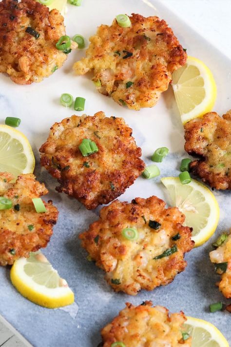 Shrimp Cakes Mini Shrimp Recipes, Shrimp Cakes Recipe, Shrimp Cake Recipe, Shrimp Cake, Shrimp Fritters, Lobster Cake, Shrimp Cakes, Cajun Food, Hot Pepper Sauce