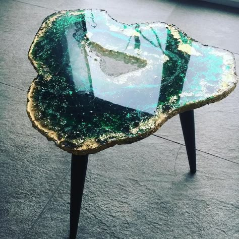 Geode Table Series by Mrs Colorberry Captures the Beauty of Crystals Boho Wallpapers, 2018 Wallpaper, Geode Art, Luxury Girl, Green Table, Resin Furniture, Desktop Background, Diy Resin Art, Smartphone Wallpaper