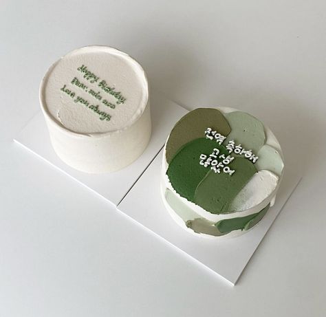 @0ur_hours Korean Cake Green, Green Minimalist Cake, Green Cake Ideas Simple, Birthday Cake Aesthetic Green, Cute Minimalist Cake, Minimalist Cake Aesthetic, Green Bday Cake, Korean Cake Ideas, Minimalist Cake Birthday