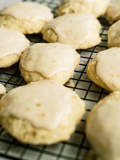 Use your ripe bananas to make these delicious frosted banana cookies. They are extremely moist, tasty and they satisfy that sweet craving. Banana Frosting, Banana Cookie Recipe, Mississippi Pot, Banana Buttermilk, Banana Cookies, Drop Cookies, Best Cookie Recipes, Sweet Sauce, Banana Recipes