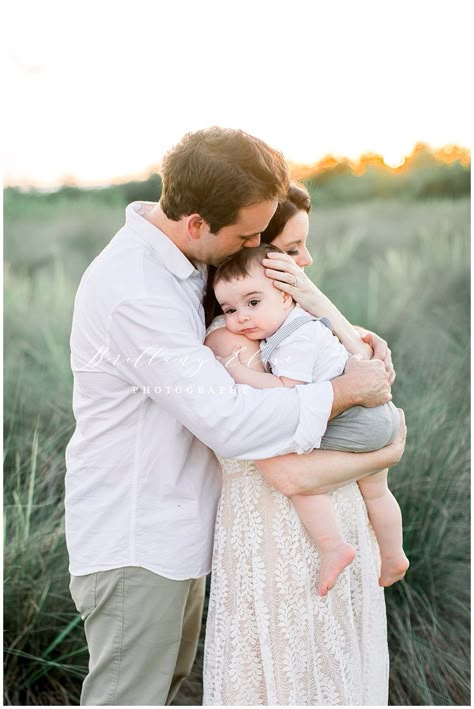 Family Photoshoot With 1 Year Baby, 6 Month Family Pictures, Easy Family Photo Ideas, Family Photos With A 2 Month Old, Family Photo Outside, Six Month Family Photos, First Birthday Portraits, 6 Month Family Photos Summer, First Birthday Photo Shoot Ideas Family