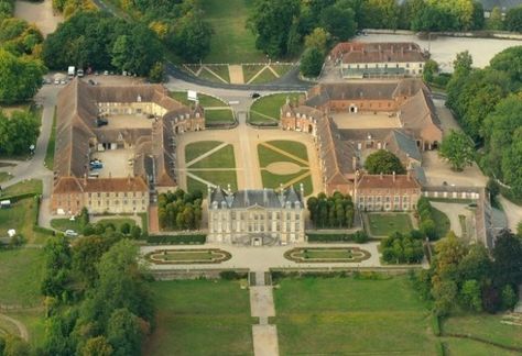 French Country Chateau, Stud Farm, My French Country Home, Farm Layout, French Country Home, Equestrian Estate, English Manor, Chateau France, Visit France