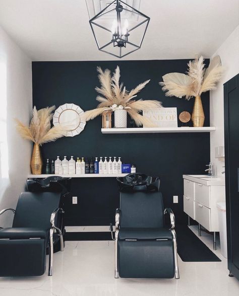 Salon interior decor designs. Wash/shampoo station Hair Washing Station Salon, Hairstylist Suite Decor, Salon Washing Station Ideas, Black Salon Suite, Salon Color Bar Ideas, Boho Salon Suite, Mini Salon Ideas, White Hair Salon, Saloon Ideas