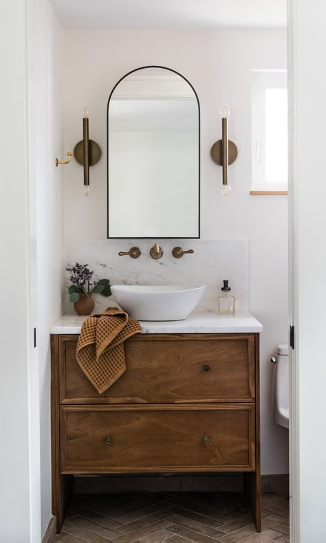 Bathroom Mirror Vintage, Tiny Shower Room Ideas, Small Washroom, Shannon Tate, Secondary Bathroom, Children Bathroom, Cape Cottage, Vintage Decorating Ideas, Vintage Bathroom Vanity