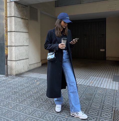 Chic Cool Style, Coats Aesthetic Outfits, Ballcap Outfits Women Winter, Rainy Street Style, Netherlands Street Style, Navy Hat Outfit, Navy Cap Outfit, Cap Winter Outfit, Blue Cap Outfit