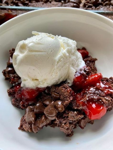 Black Forest Dump Cake Recipe Black Forest Dump Cake, Chocolate Cherry Dump Cake, Cherry Dump Cake Recipe, 3 Ingredient Cakes, Dump Recipes, Cherry Dump Cake, Fruit Pie Filling, Chocolate Cobbler, Dump Cake Recipe