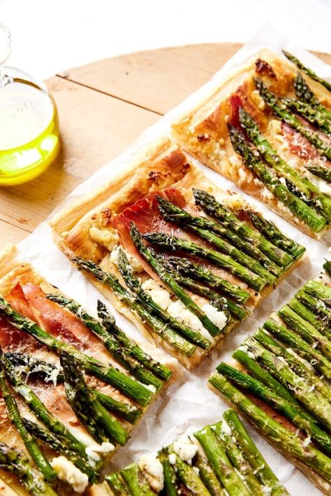 Asparagus Tart - Wyse Guide Asparagus Galette, Asparagus Tart Recipes, Asparagus Puff Pastry, Asparagus And Goat Cheese, Savory Galette, Recipe Vegetables, Holiday Potluck, Asparagus Tart, Pork Carnitas Slow Cooker