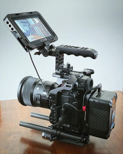 Cinematography Camera, Filmmaking Gear, Pen Camera, Filmmaking Inspiration, Film Equipment, Camera Slider, Best Digital Camera, Camera Rig, Cinema Camera