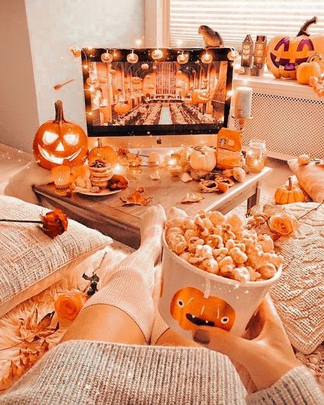 Halloween wallpaper preppy Autumn Pfp, Fall Goals, Days Till Halloween, Halloween Bedroom, Hallowen Ideas, Halloween Movie Night, Cute Fall Wallpaper, Preppy Fall, Trendy Halloween