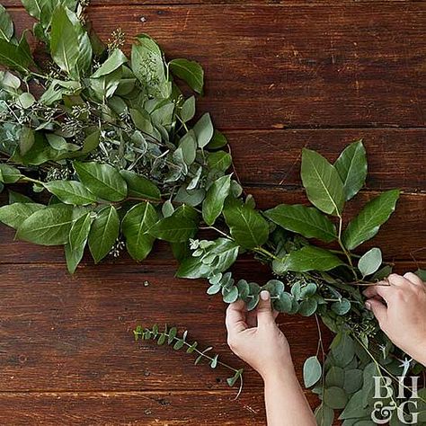 Diy Greenery Garland, Cheap Wedding Table Centerpieces, Diy Greenery, Black Tableware, Greenery Centerpiece, Table Runner Diy, Table Garland, Greenery Decor, Eucalyptus Garland