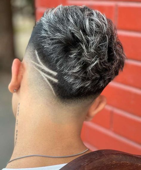 Veja qual das 22 ideias de cortes com finalização em V masculino faz mais o seu estilo! Arrase no visual com a tendência de 2023 V Fade Design, Hair Lines For Men, Drop Fade Design, Corte Freestyle, Low Fade Em V, V Shaped Haircut, Haircut Designs For Men, Fade Haircut Designs, Hair Designs For Men