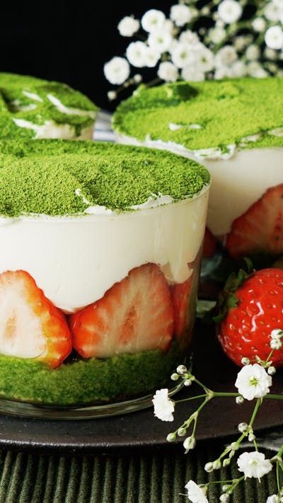 Oats With Milk, Matcha Overnight Oats, Matcha Oats, Macerated Strawberries, Strawberry Trifle, Strawberry Matcha, Matcha Cake, Matcha Recipe, Matcha Green Tea