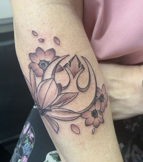 Millenium Falcon Tattoo, Star Wars Millenium Falcon, Falcon Tattoo, Nerd Tattoo, Tattoo Flowers, Millenium Falcon, Sweet Tattoos, Star Wars Tattoo, Star Wars Inspired