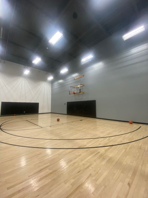 Indoor Basketball Court Aesthetic, Black Aesthetic Basketball, Black Basketball Court, Inside Basketball Court, Basketball Court Night Aesthetic, 5k Wallpaper, Basketball Gym, Gym Pictures, Indoor Basketball Court