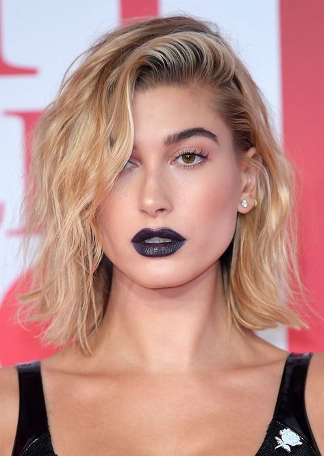 Hailey Baldwin Makeup, Celebrity Makeup Fails, Hailey Rhode Baldwin, Celebrity Makeup Looks, Tousled Hair, Black Lipstick, Beauty Hair Makeup, Black Lips, Beauty Goals