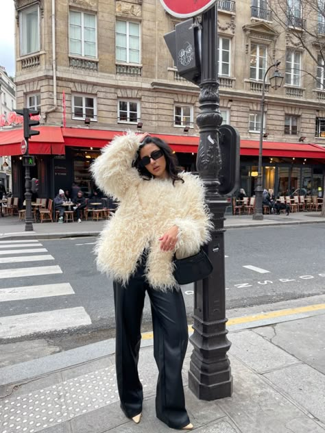 How to style fur coat Fur Winter Outfits, Faux Fur Coat Street Style, Winter Outfits Coat, Outfits With Fur Coats, Faux Fur Coat Outfit, Fur Coat Style, Fur Coat Street Style, Faux Fur Coats Outfit, Fall Jackets Outfit