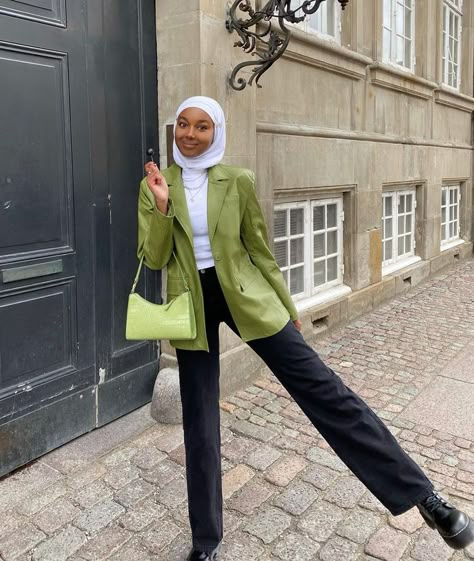 9 Winter-to-Spring Outfits Cool Girls Are Wearing From New York to Paris Hijab Street Style, Hijabi Street Style, Blazer Off White, Estilo Hijab, Hijabi Fits, Stile Hijab, Street Hijab Fashion, Mode Turban, Hijabi Fashion Casual