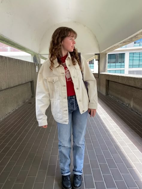 White Cord Jacket Outfit, White Jean Jacket Outfits Fall, Outfits With White Denim Jacket, White Denim Jacket Outfit Aesthetic, White Courderoy Jacket Outfit, Oversized White Denim Jacket Outfit, Cream Jean Jacket Outfit, White Jacket Outfit Aesthetic, White Corduroy Jacket Outfit