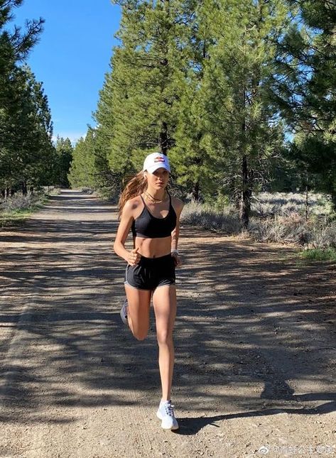 Spring Hiking Outfits, Runners Body, Half Marathon Training Plan, Muscular Endurance, Marathon Training Plan, Endurance Workout, Runner Girl, Running Inspiration, Gym Fits