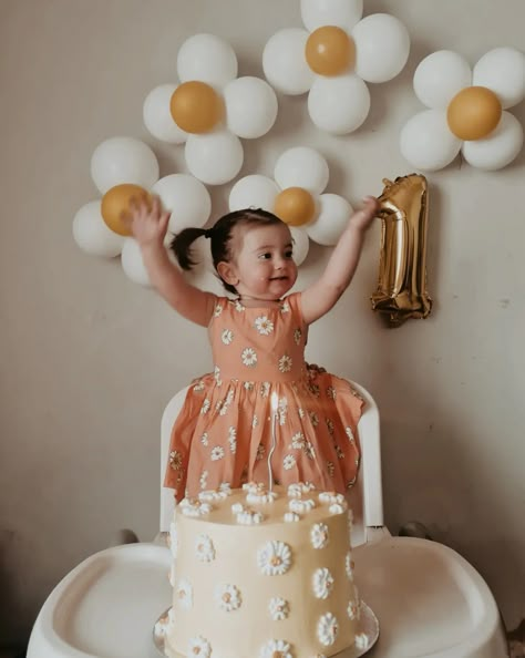 100k Followers Instagram, Balloon Decorations Diy Tutorials, First Birthday Balloons, Birthday Decorations At Home, Daisy Party, Simple Birthday Decorations, One Year Birthday, 2nd Birthday Party Themes, Wedding Cards Handmade