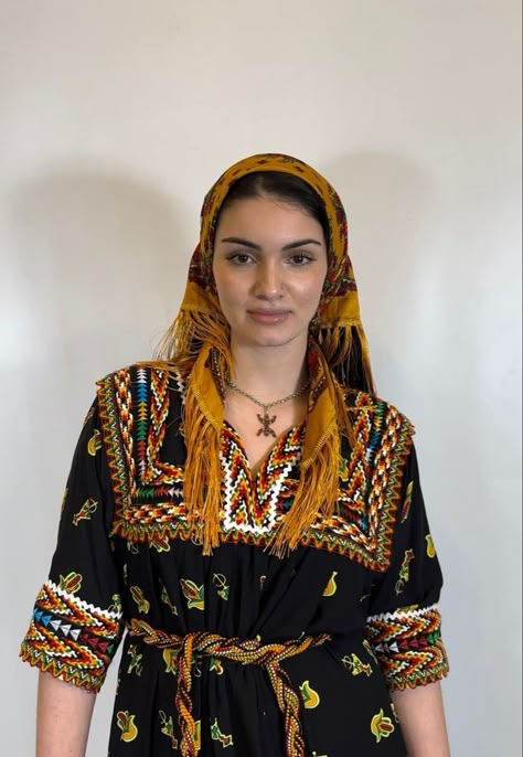 Kabyle Berber Clothing, Algerian Women, Algerian Fashion, Algerian Culture, Algerian Clothing, Simple Hijab, Moroccan Fashion, Culture Clothing, Hippie Style Clothing