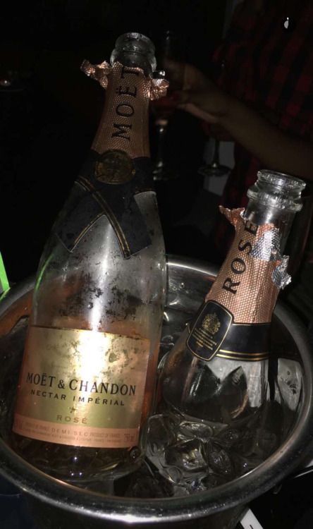 Moet Rose, Party Drinks Alcohol, Alcohol Party, Cheap Wine, Alcohol Aesthetic, Sweet Wine, Pretty Drinks, Tito's Vodka Bottle, Bar Drinks