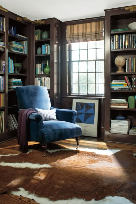 Tarpley Brown CW-170 from the Benjamin Moore Williamsburg® Paint Color Collection is a deep brown paint color traditionally used in the 18th century on baseboards, doors and shutters. Using this velvety shade in a small library or office creates a cozy reading nook.  Bookshelf & Trim: Tarpley Brown CW-170, ADVANCE®, Semi-Gloss // Ceiling: Harwood Putty CW-5, Waterborne Ceiling Paint, Ultra Flat. Tarpley Brown Benjamin Moore, Moody Library Paint Colors, Tarpley Brown, Brown Library, Home Office Study, Brown Painted Trim, Small Library Office Room Ideas, Paint And Paper Library Wall Colors, Benjamin Blue Paint Graham And Brown