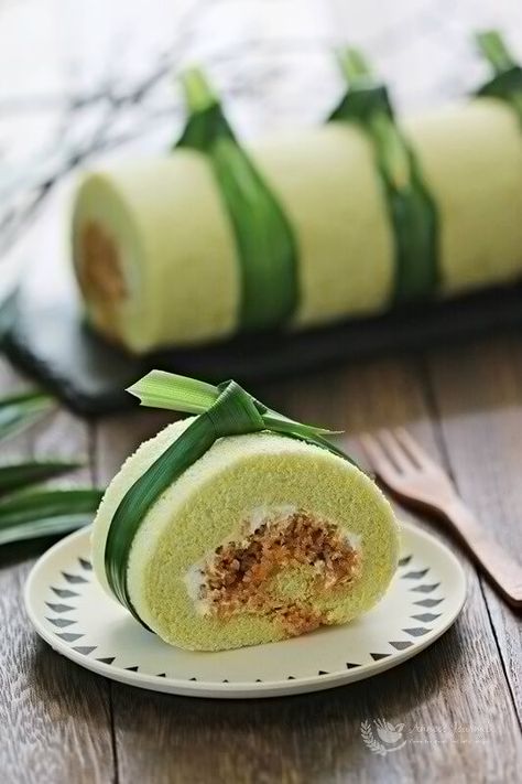 Coconut Pandan Cake Roll 椰丝香兰蛋糕卷 - Anncoo Journal Swiss Roll Cakes, Kuih Lapis, Pandan Cake, Swiss Roll Cake, Cake Roll Recipes, Popular Snacks, Tropical Twist, Swiss Roll, Asian Desserts