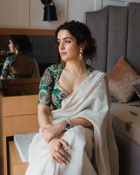 🌝✨ Clicked by my cutie @shagunn23 💖 | Instagram White Sari, Saree Blouses Designs, Saree Wearing Styles, Simple Saree Designs, Saree Looks, Saree Wearing, Fashionable Saree, New Saree Blouse Designs, Sanya Malhotra