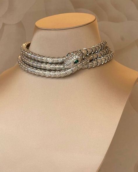 Serpenti Bvlgari Necklace, Bvlgari Jewelry Serpent, Expensive Jewelry Luxury Necklaces, Expensive Jewelry Aesthetic, Most Expensive Necklace, Bvlgari Jewelry Necklaces, Cartier High Jewelry, Jewelry Expensive, Expensive Necklaces