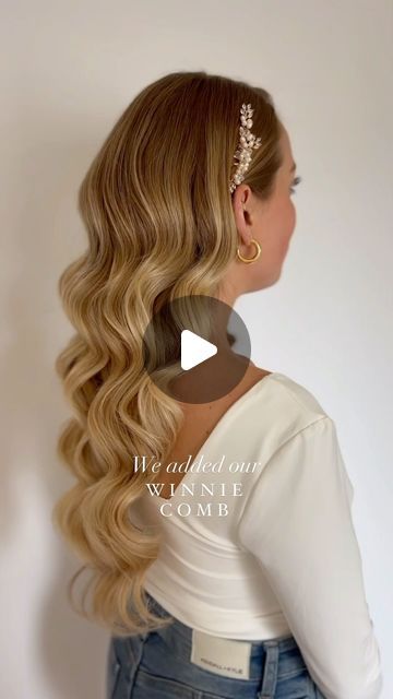 Jay Kay Braids & Bridal on Instagram: "Bridal glam waves ft. Our Winnie Comb ✨ . The Winnie Comb is by fav my favorite hair accessory to pair with glam waves. It’s lightweight, minimalist, lays flat against your head, and adds just the right amount of sparkle ✨🤍💍 . The Winnie Comb is tagged and available for purchase! Or comment “Winnie” and I’ll dm you a direct link! 🫶🏽" Hollywood Waves Headband, Wedding Hair Down Side Part, Haircomb Hairstyle, Wedding Waves Hair, Bridal Glam Waves, Glam Waves Hair, Hair Comb Hairstyles, Glam Waves Wedding Hair, Glam Bridal Hair