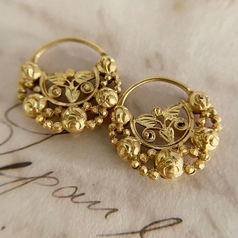 Tambourine Jewelry on Instagram: “A pair of antique high-grade 14K gold criolla earrings from the Philippines. It has been professionally cleaned and in good condition.…” Vintage Indian Jewelry, Gold Jewelry Prom, Neck Pieces Jewelry, Handmade Gold Jewellery, Jewelry Set Design, Antique Bridal Jewelry, Real Gold Jewelry, Gold Jewelry Stores, Antique Jewelry Indian