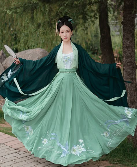 Green Hanfu, Chinese Princess Dress, Traditional Asian Clothing, Chinese Clothing Traditional, Gaun Abad Pertengahan, Traditional Asian Dress, Ancient Dress, Chinese Traditional Dress, Ancient Chinese Dress