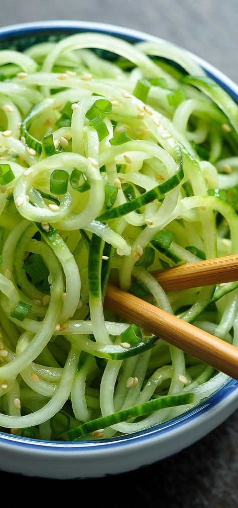 Sweet and Sour Cucumber Noodles make a fun and refreshing salad! Spiralized cucumber noodles are tossed in a yummy homemade sweet and sour dressing and topped with toasted sesame seeds. Sweet And Sour Dressing, Noodles Making, Salad Taco, Salad Macaroni, Dressing Healthy, Cucumber Noodles, Salad Quinoa, Noodles And Company, Salad Kale