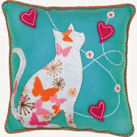 Cat Pillow Pattern, Easy Felt Crafts, Felt Craft Projects, Felt Pillow, Felt Crafts Patterns, Pretty Pillow, Cat Quilt, Sewing Pillows, Felt Cat