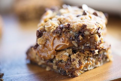 These oatmeal chocolate chip bars are bursting with a thick gooey peanut butter caramel sauce! You’re going to love this bar dessert recipe! Can we talk for a moment about what a big baby I am? I mean, I play it cool. I’ll watch scary movies with you. I’ll even CHOOSE scary movies, because for … Chocolate Caramel Bars, Oatmeal Chocolate Chip Bars, Peanut Butter Caramel, Easy Bar Recipes, Oatmeal Cookie Bars, Caramel Chocolate Chip Cookies, Butter Caramel, Chocolate Chip Bars, Caramel Bars