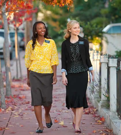 Sisters Serving Missions great site for sisters thinking of going like me Mormon Women Fashion, Lds Outfits, Mormon Fashion, Sister Missionary Outfits, Mission Prep, Lds Mission, Sister Missionary, Sister Missionaries, Missionary Work